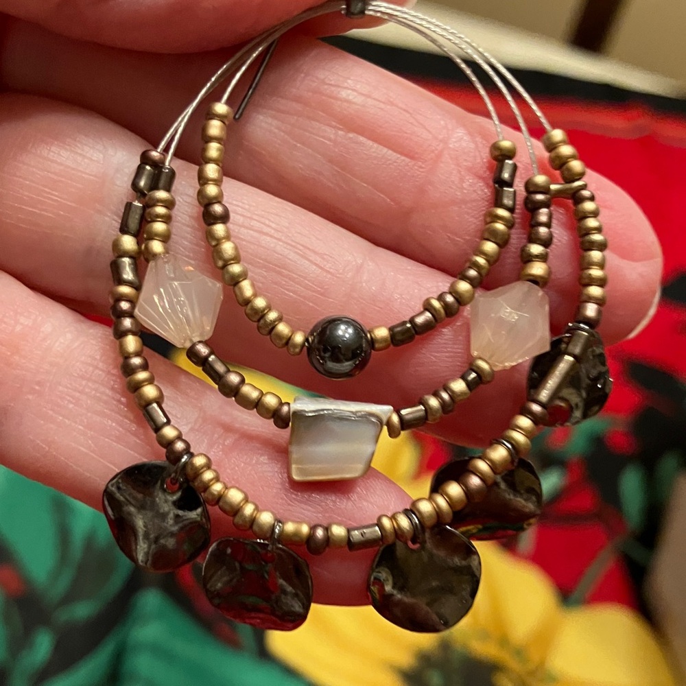 Five pairs of pierced earrings in a variety of styles - Picture 9 of 12